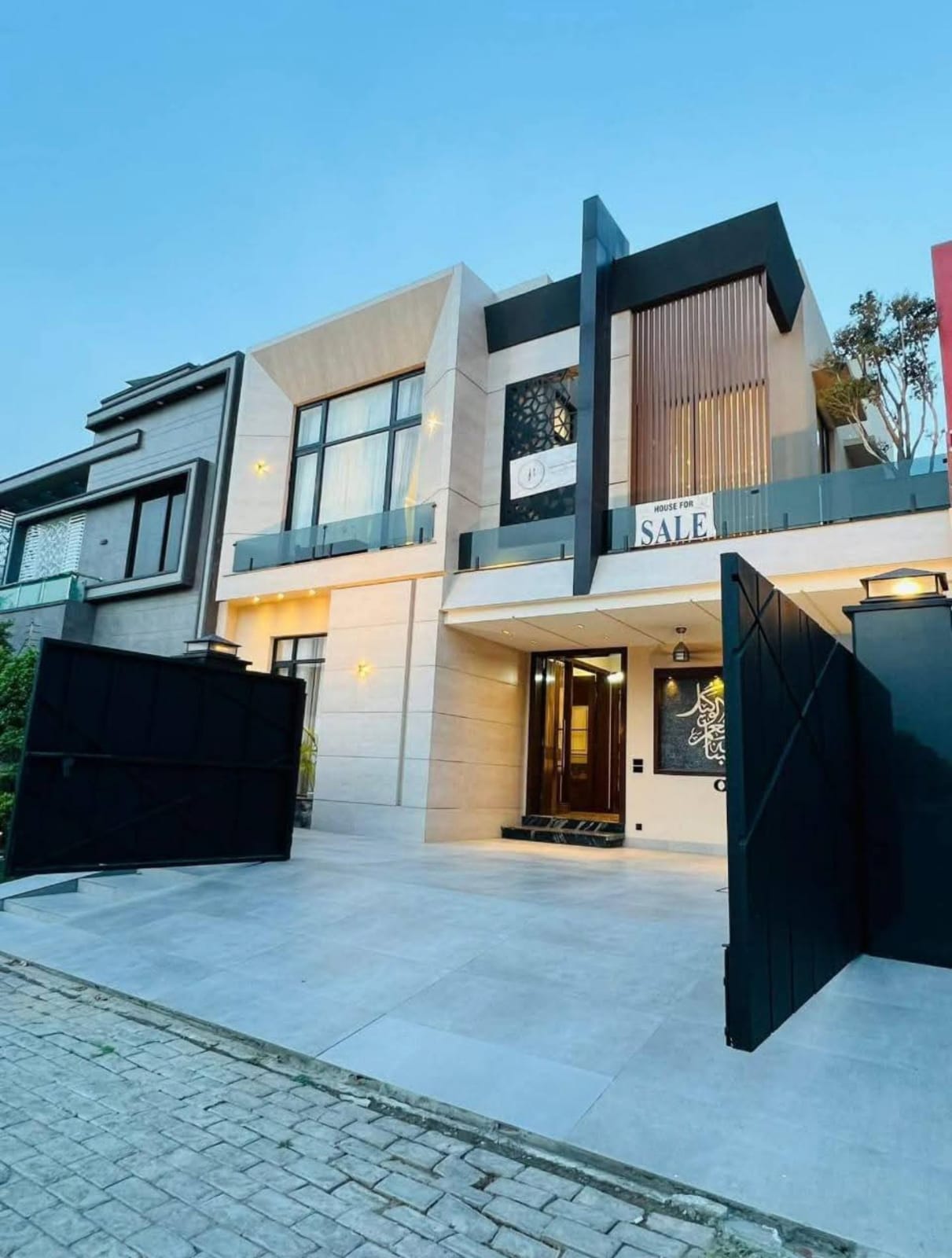 10 Marla Signature Furnished House Designer Entrance Modern Kitchen Park Facing, Bahria Town Lahore