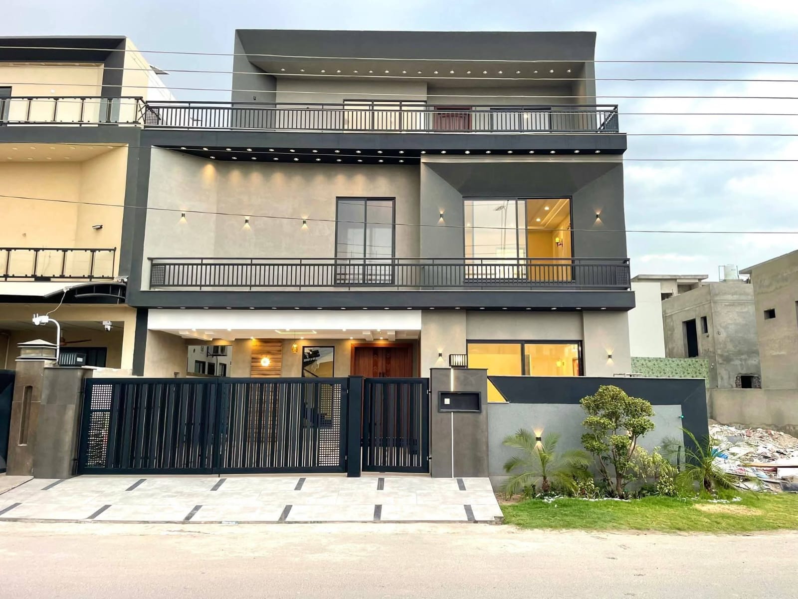 10 Marla Modern Triple Storey House For Sale in Buch Executive Villas Multan