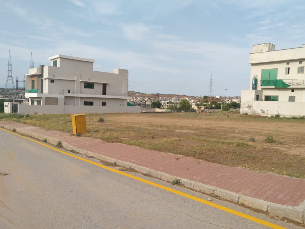 10 Marla Plot For Sale
