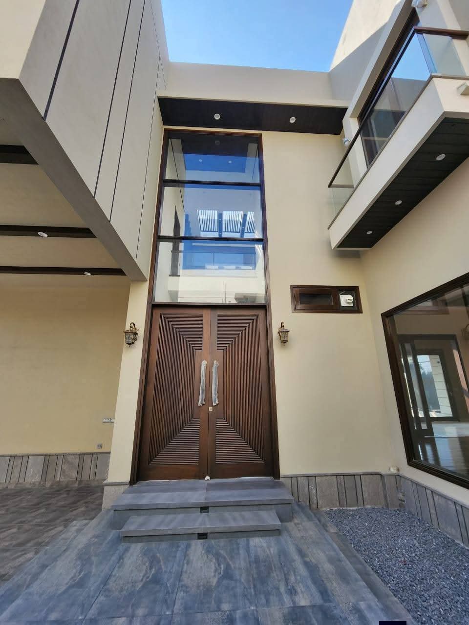 Spacious 1000 Yards Villa