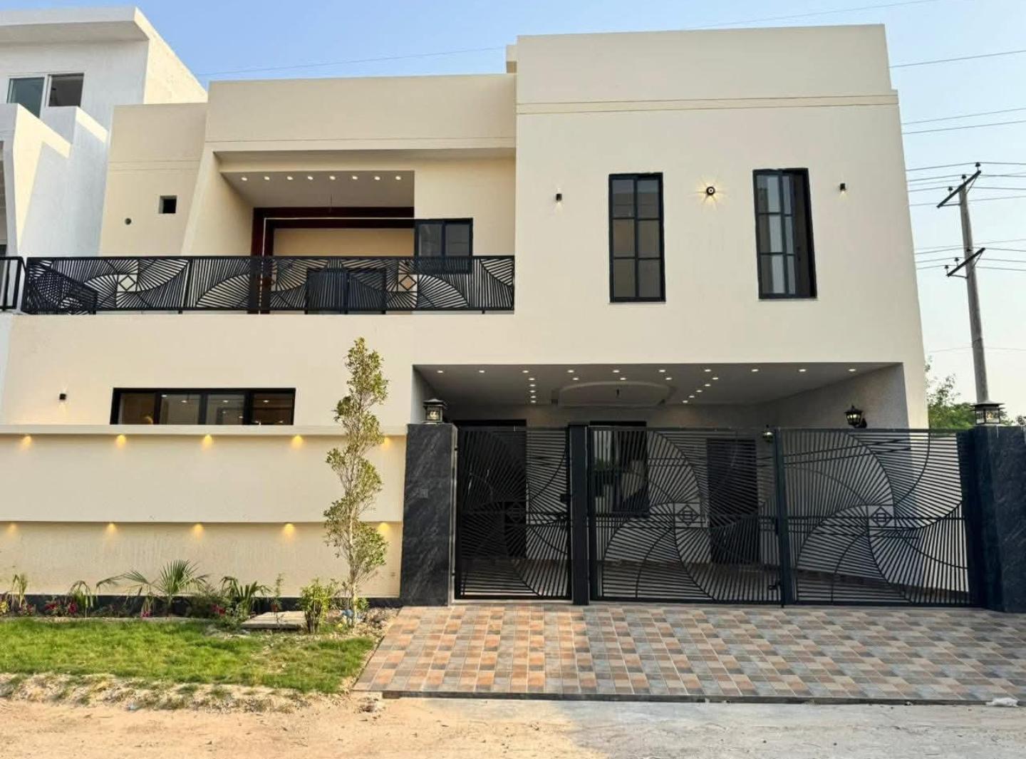 8 Marla house available for sale