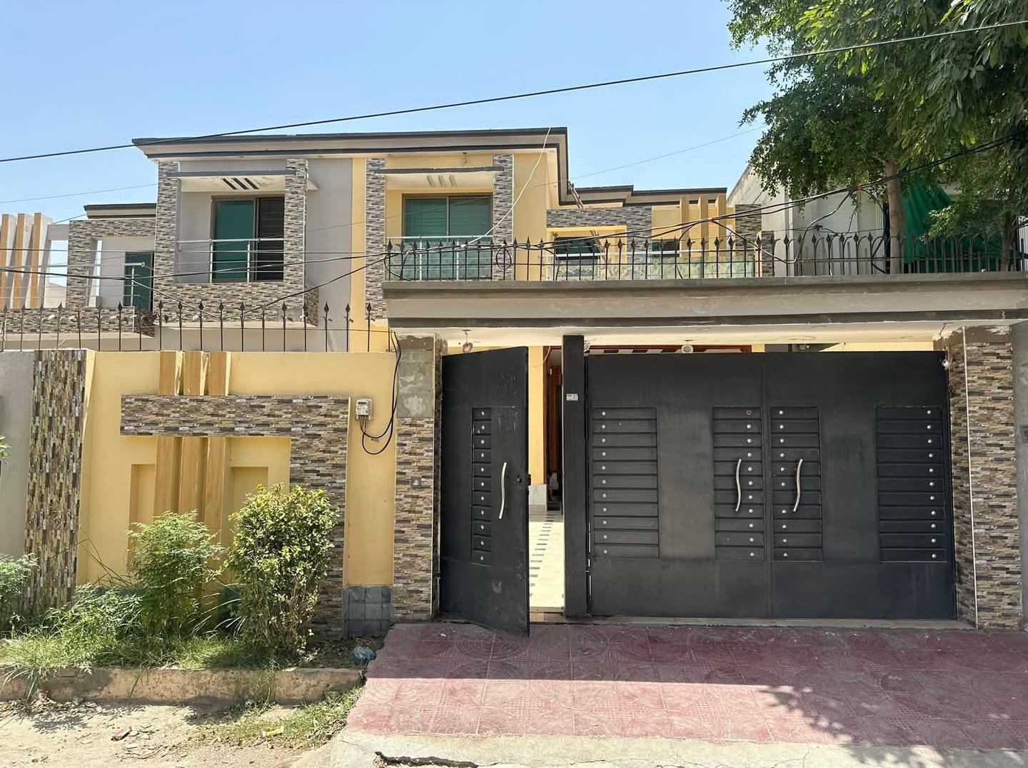 10 Marla Semi-Commercial Residence For Sale